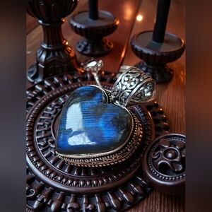 NWT BLUE FLASH LABRADORITE PENDANT! THE FLASH IS INTENSE!!